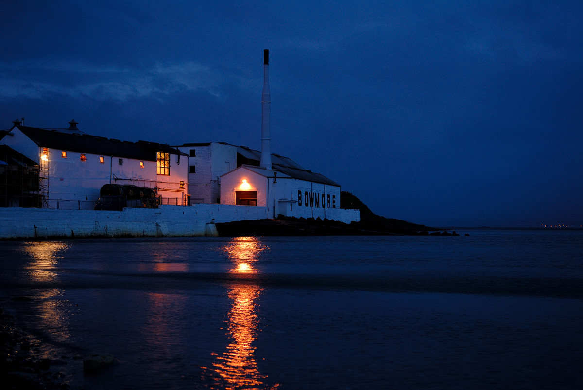 夜のボウモア蒸留所 sakedori